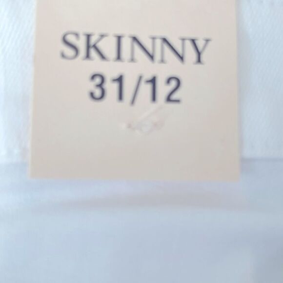 Vince Camuto - Skinny Jeans Size: 31/12  32/14  Color: Ultra White - Picture 8 of 9